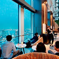 自分スタイルで思い思いに過ごす天空に近いルーフトップ バー