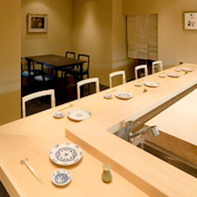 和とモダンが融合した恵比寿の一軒鮨屋