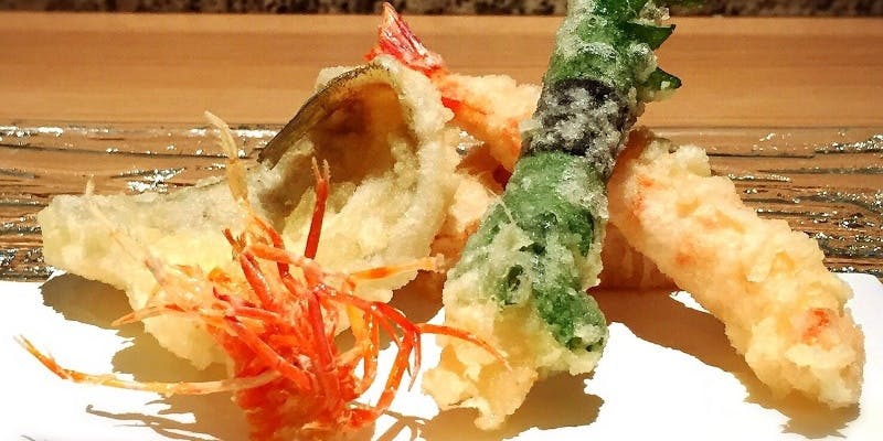 季節の食材を使用したこだわりの天ぷら10種を含む料理6品目＋特製デザート（土日祝限定／記念日）
