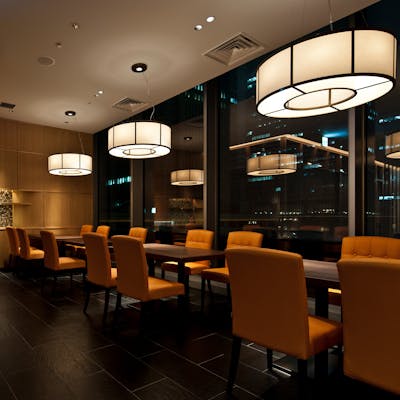丸の内の夜景を望む、落ち着いた店内