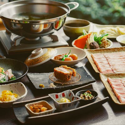 自社農場直送の熟成された「金華豚」のしゃぶしゃぶ