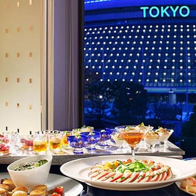 広々とした空間でホテル自慢のお料理をご堪能