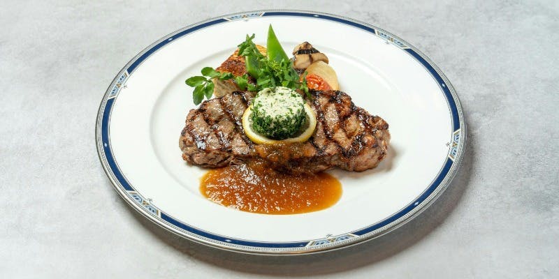 【サーロインステーキ 】サラダ・スープ・パン付き＋ドリンクバー・デザート盛り合せ付