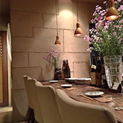 中目黒駅から目黒銀座商店街を進むとスタイリッシュな外観が