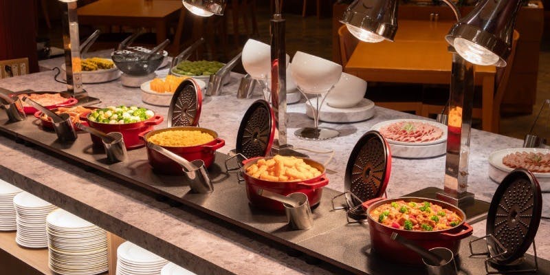 平日限定！仕事帰りや家族で気軽に楽しむ、90分間飲み放題付きビュッフェ