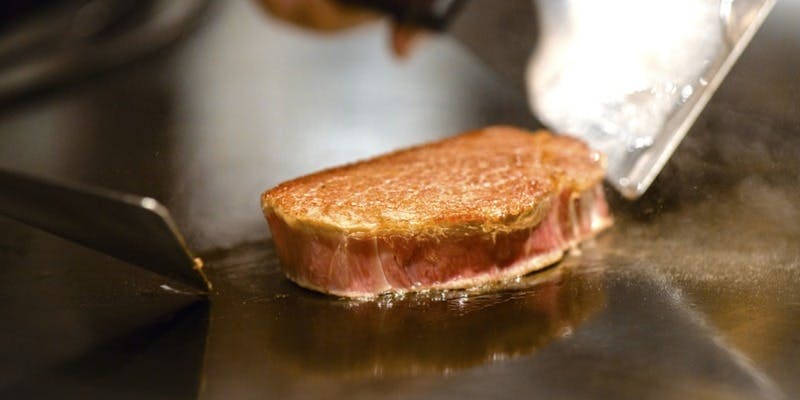 【A5黒毛和牛ステーキとあわびの鉄板焼コース】霜降肉＆赤身肉の鉄板ステーキは追加サービス！