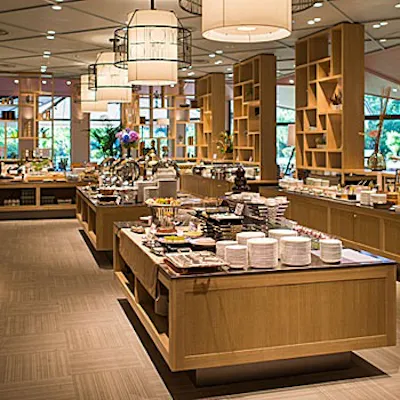 開放的な店内から望む自然豊かな四季の庭