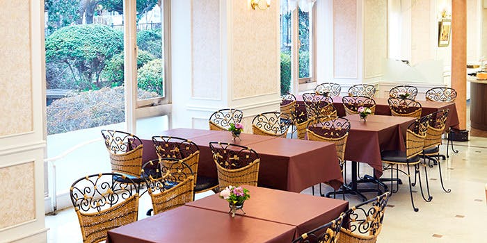 バイキングレストラン ザ ガーデン 宝塚ホテル 平日限定 時間延長でゆったり 1分食べ放題 飲み放題 ライブキッチンのステーキなどをお好きなだけ ディナー プラン メニュー 一休 Comレストラン