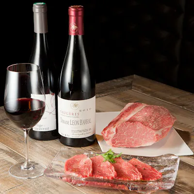 当店のスペシャリティ“熟成 金舌”と雌牛のA5ランクの“赤身肉”