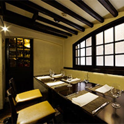 カジュアルさが見え隠れする艶のある大人の空間