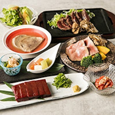 当店のスペシャリティ“熟成 金舌”と雌牛のA5ランクの“赤身肉”