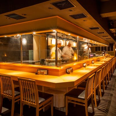 臨場感を愉しむカウンター席や宴会に最適なお座敷