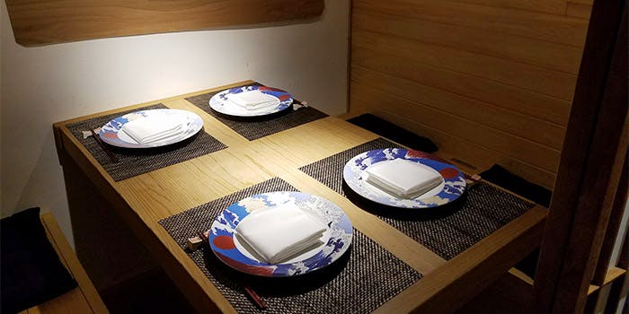 テーブルに4名分の食器セットが置かれている
