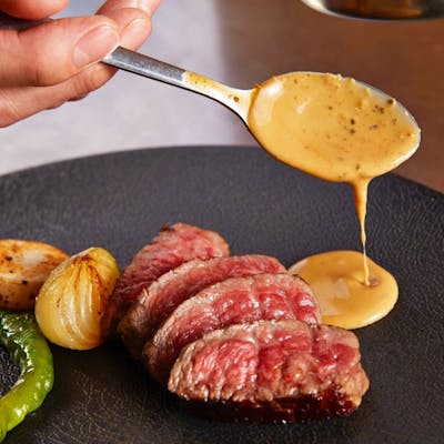 こだわりのソースと厳選された旬の食材