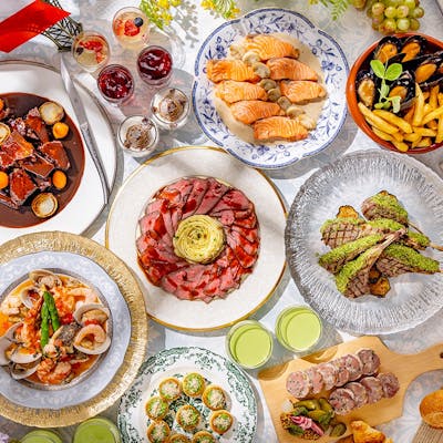 ローストビーフやブイヤベース、ライブでのシェフパフォーマンスなどバラエティ溢れる料理