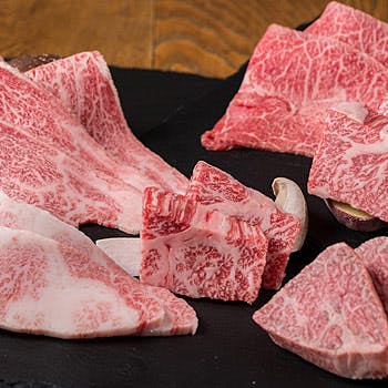 神戸たん龍 東門三宮店 神戸牛 白龍コース 牛タン カルビ盛合せ ホルモン盛合せなど全8品 1ドリンク ランチ プラン メニュー 一休 Com レストラン