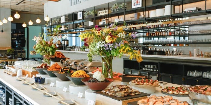 種類豊富な料理が並べられている様子