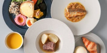 【FISH or MEATランチ】6種の野菜デリ、メイン＆ドリンクバー全3品 - THE GATEHOUSE／名古屋JRゲートタワーホテル15階