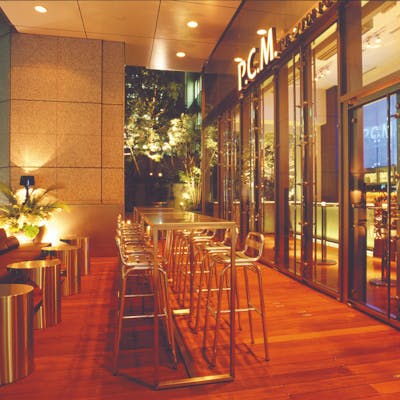 開放的な丸の内テラスでリゾート気分を満喫