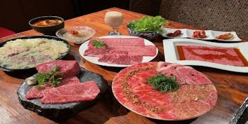 【10周年スペシャルコース】ユッケにシャトーブリアンやホルモンなど9種のお肉を楽しめる特別なコースです - 六本木 焼肉 Kintan