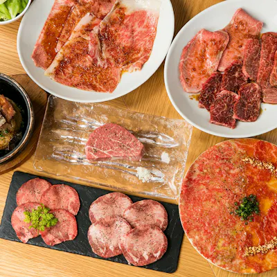 当店のスペシャリティ“熟成KINTAN”と雌牛のA5ランクの“赤身肉”