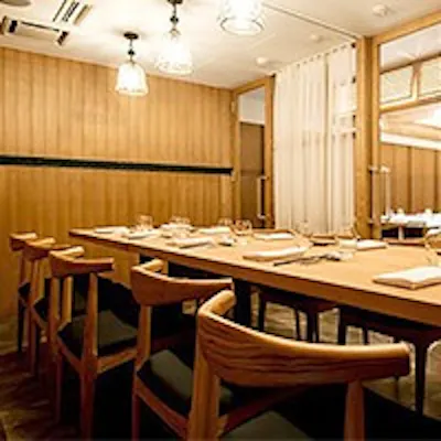 白を基調とした温かみのある空間にて