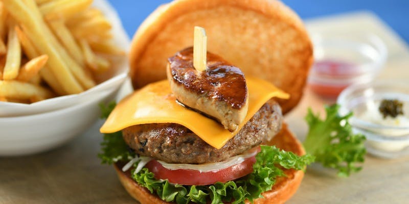 THE GRAND BURGER｜フォアグラ・トリュフ・キャビアの贅沢バーガー＋生ビールなど選べる1DRINK（平日限定）