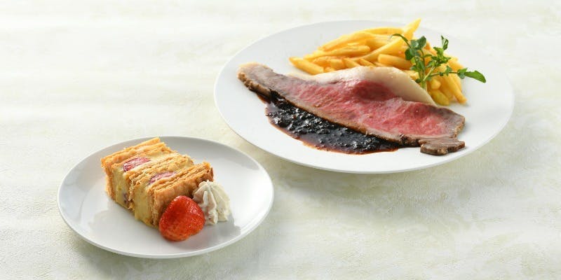 【夜カフェセット】黒毛和牛のローストビーフ＆苺のミルフィーユ＋生ビールなど選べる1DRINK（平日限定）