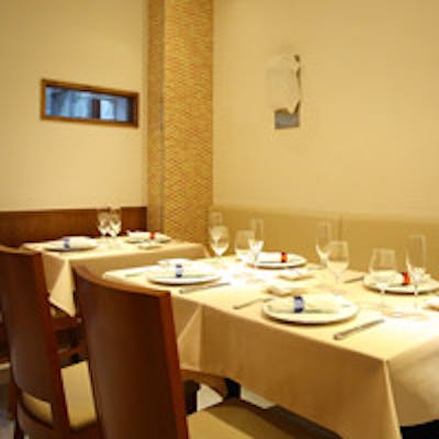 南フランスの避暑地をイメージした白が基調な爽やかな店内