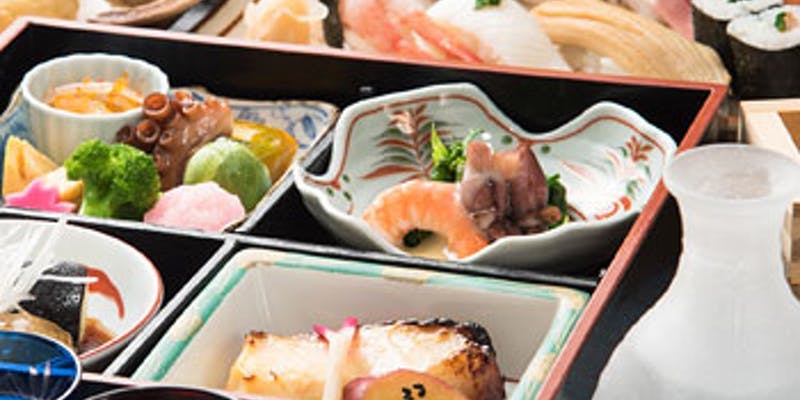おおすすめ会席料理【神楽】豪華旬彩盛り合わせプレートに食事は握り寿司。ご接待にお勧めです。
