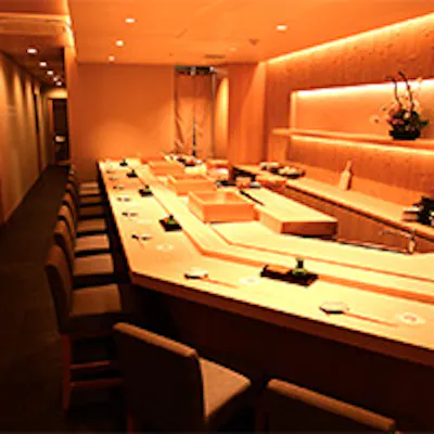 まるで高級料亭を思わせる玄関をくぐれば温かみのある店内と接客でお出迎え