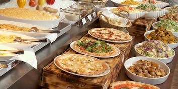 【平日ランチブッフェ】焼きたてピッツァなど20種以上が食べ放題！ - SALVATORE CUOMO＆BAR 小倉