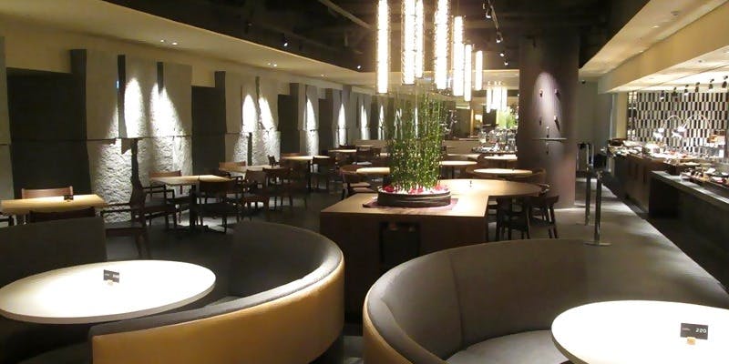 テーブル席が並ぶ和ビストロ いちょう坂の内観