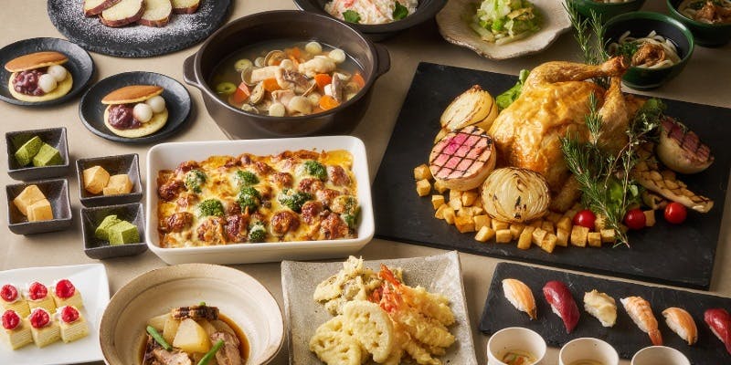 寿司、チキン、グラタン、天ぷらなどビュッフェメニューが並ぶテーブル