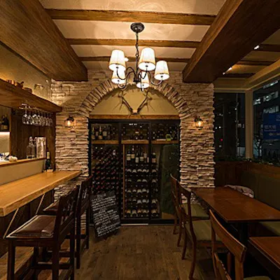 100種類のフランスワインを取り揃えるCave風ワインセラー