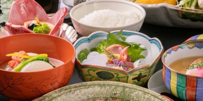 【末広】上方ならではの「白味噌仕立てのお雑煮」に品数を抑えて　 　※2026年の献立内容に更新しました