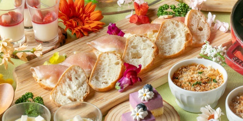 切り分けて木の板に盛り付けられたパン