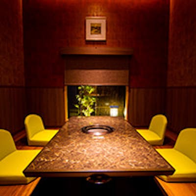 木目の落ち着いた雰囲気と調光された光が癒しの空間を演出