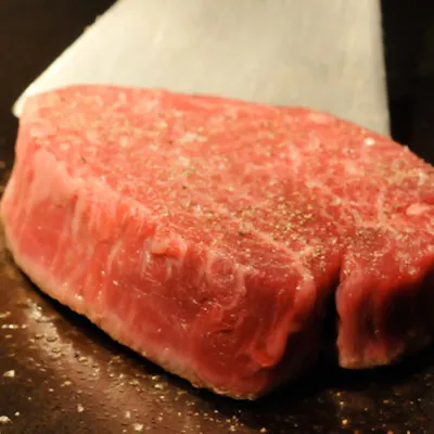 目の前で焼き上げる、厳選された銘柄牛や旬の新鮮な海の幸