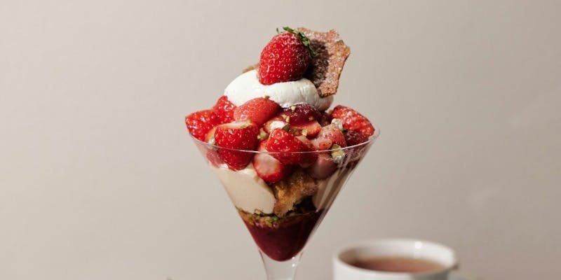 【カフェプラン】完熟いちごのパフェ ピスタチオとルバーブ＋カフェフリー（14：00～14：30入店）