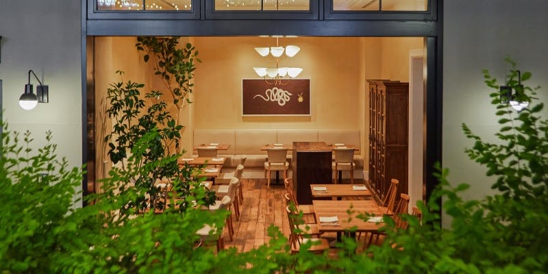 照明に照らされたトランクキッチンの店内の様子