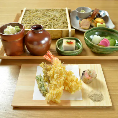 自家製二八蕎麦をから目のつゆで味わう江戸前蕎麦 素朴で美味いつまみと豊富な地酒