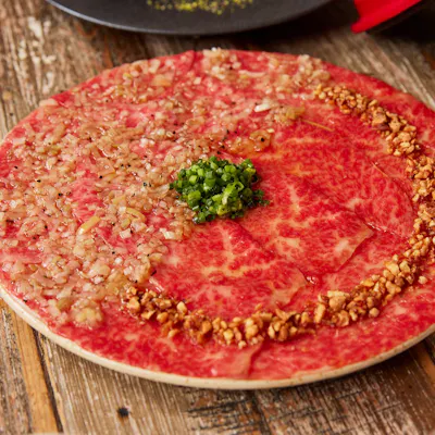 当店のスペシャリティ“熟成KINTAN”と雌牛のA5ランクの”赤身肉”