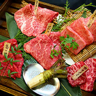 本生わさびをすりおろして赤身肉と一緒に食す