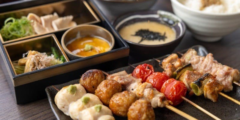 【おすすめランチ】前菜三種盛り、自慢の炭火串焼き6種、旬のフルーツなど全5品＋乾杯ドリンク