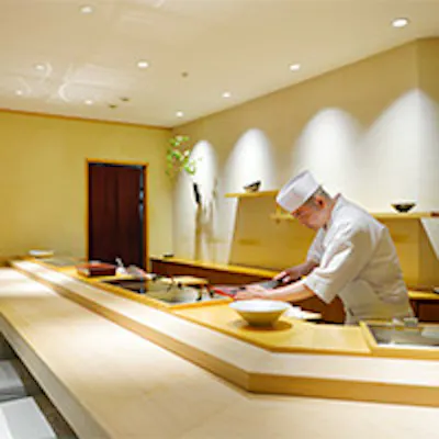 待ち受ける美味に期待も高まる凛としたカウンター席