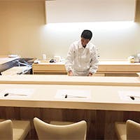 天然無垢の檜のカウンターで江戸前寿司を堪能
