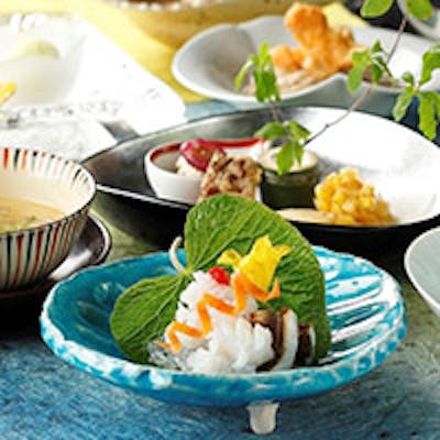 四季折々の旬の食材をふんだんに使用した懐石料理をご用意