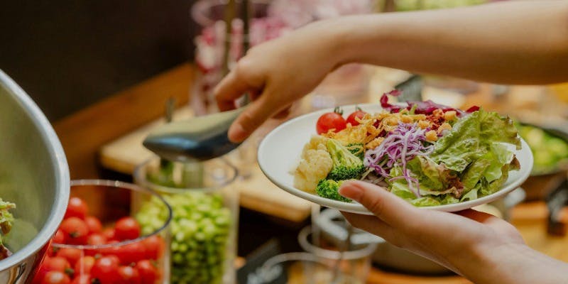 【ランチブッフェ】選べるメイン＆前菜・サラダ・デザートブッフェ＋ドリンクバー付1.5h（土日祝）