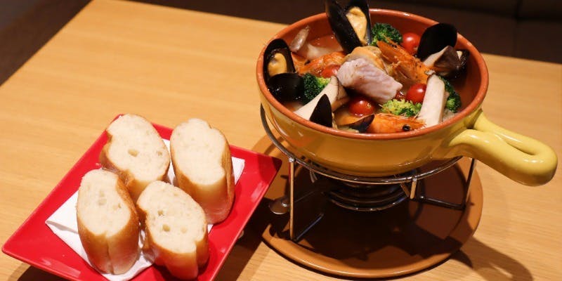 【海鮮アヒージョプラン】前菜、サラダ、パスタ含む全5品＋2時間飲み放題（女性グループ限定）